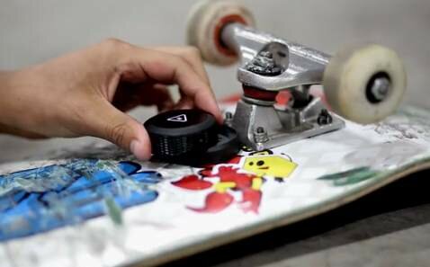 Датчик Trace для отслеживания ваших трюков на скейте, сноуборде и серфе Датчик Trace для отслеживания ваших трюков на скейте, сноуборде и серфе