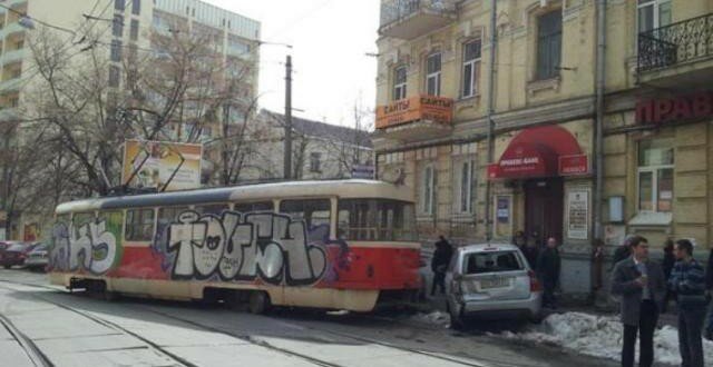 В центре Иркутска в иномарку врезался трамвай